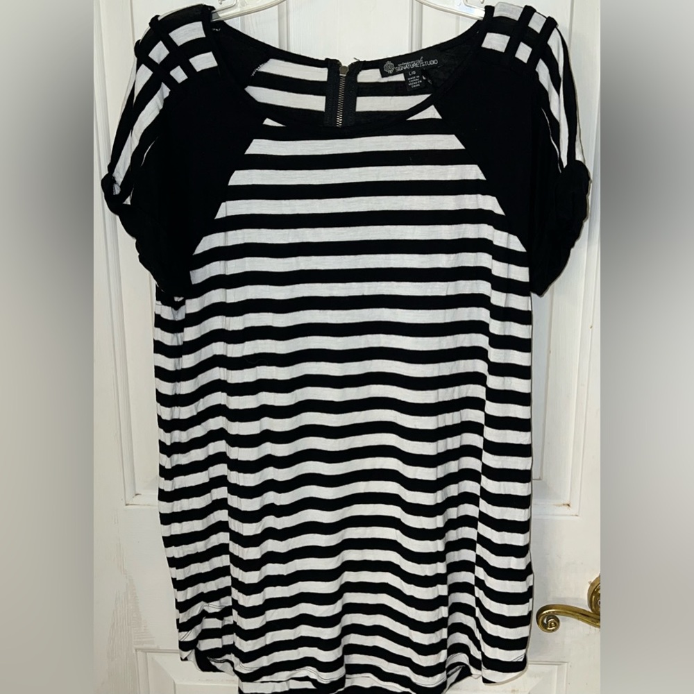Women’s “Signature Style” Black and White Striped Short Sleeve Top Size L